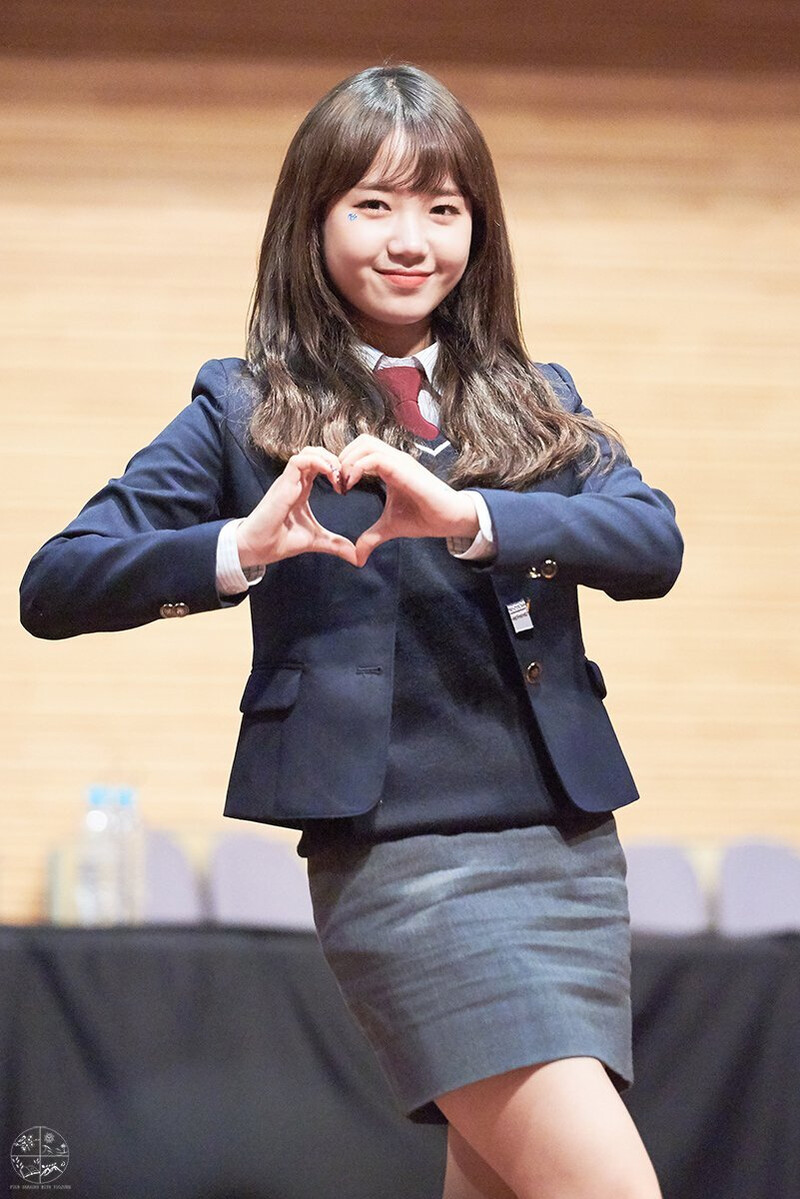 180519 Weki Meki Yoojung at 'Lucky' Gangbyeon Fansign documents 2