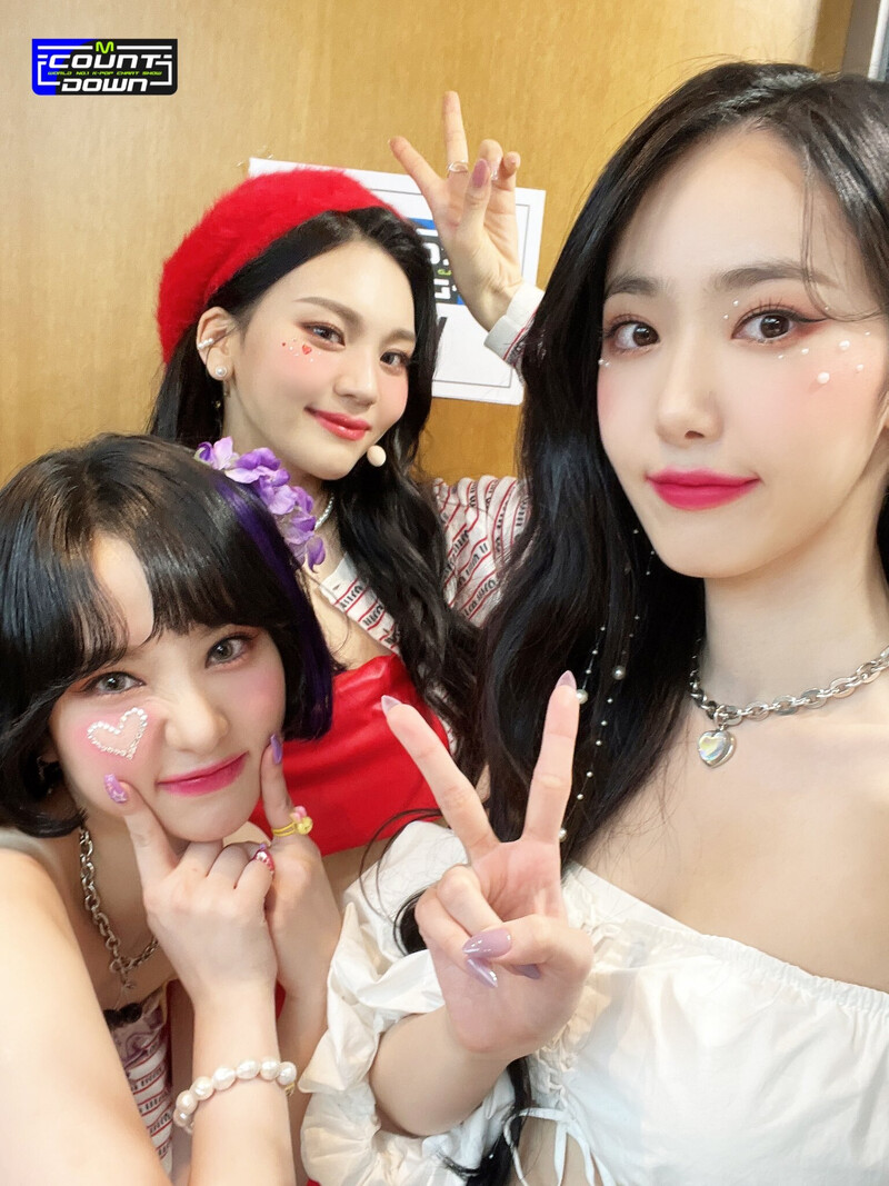 220210 VIVIZ SNS Update at M Countdown documents 3