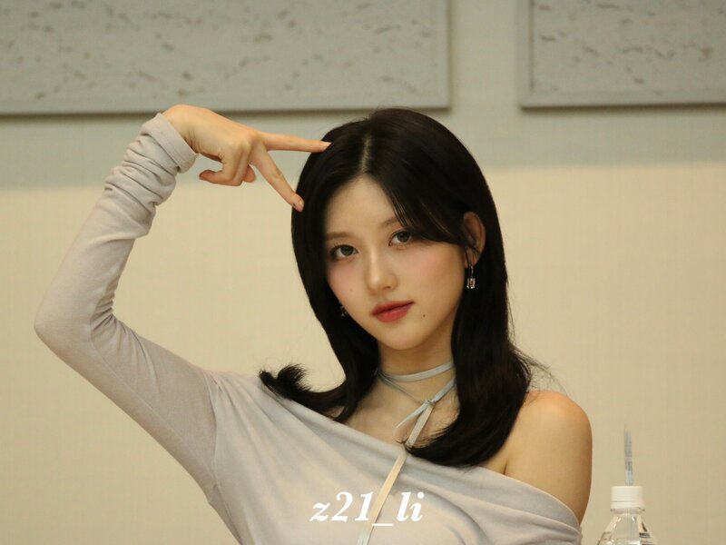 240209 Gaeul at Fansign Event in Japan documents 9