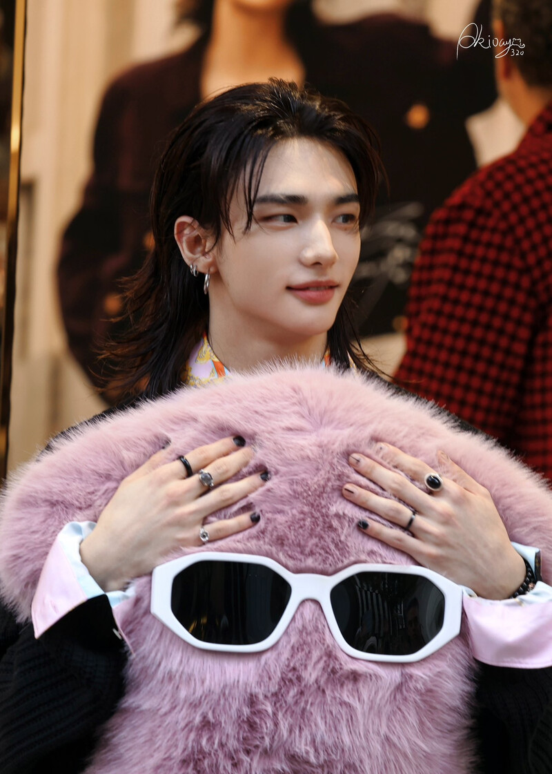 241118 HYUNJIN at Versace in Ginza documents 3