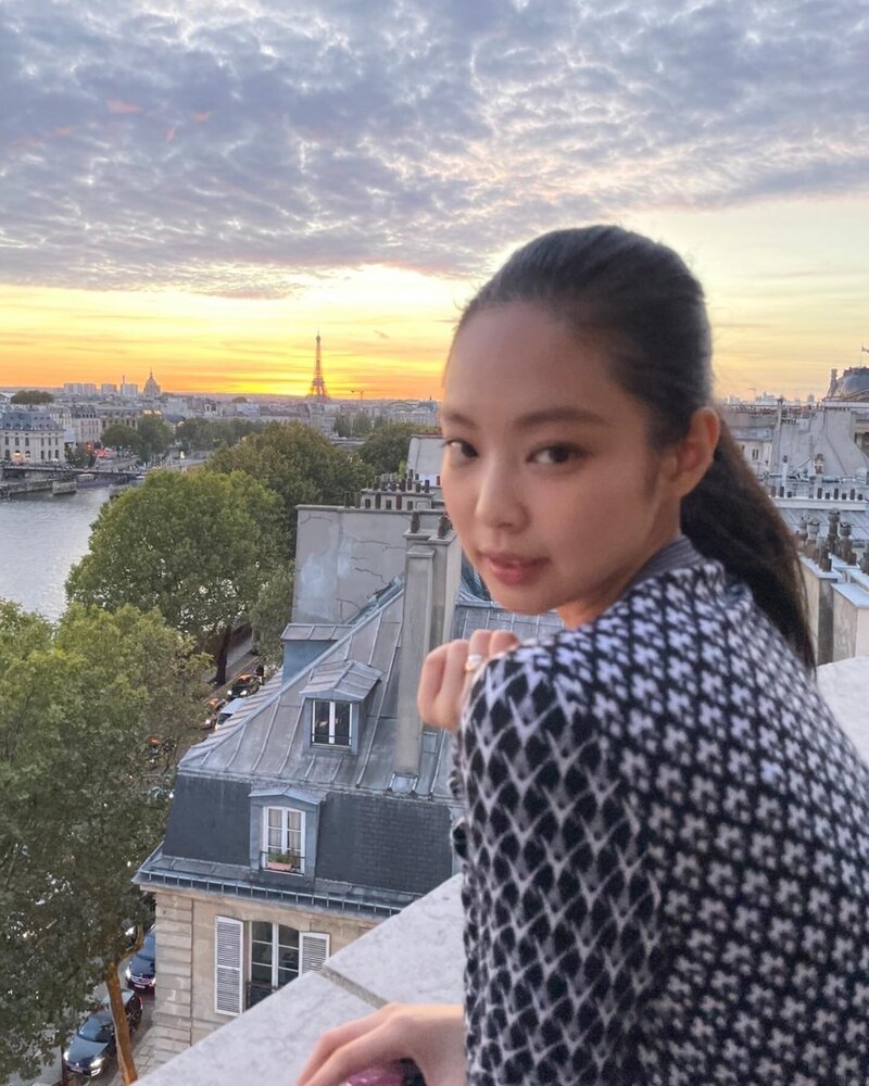 211001 Jisoo & Jennie Instagram Update in Paris documents 7