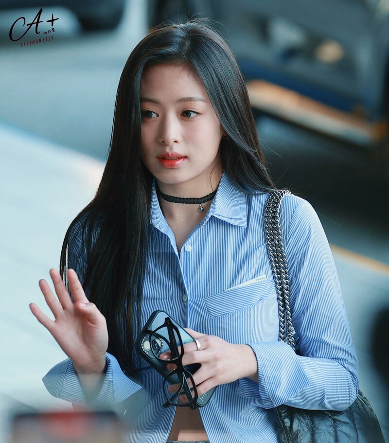 240509 BABYMONSTER AHYEON AT GIMPO AIRPORT documents 1