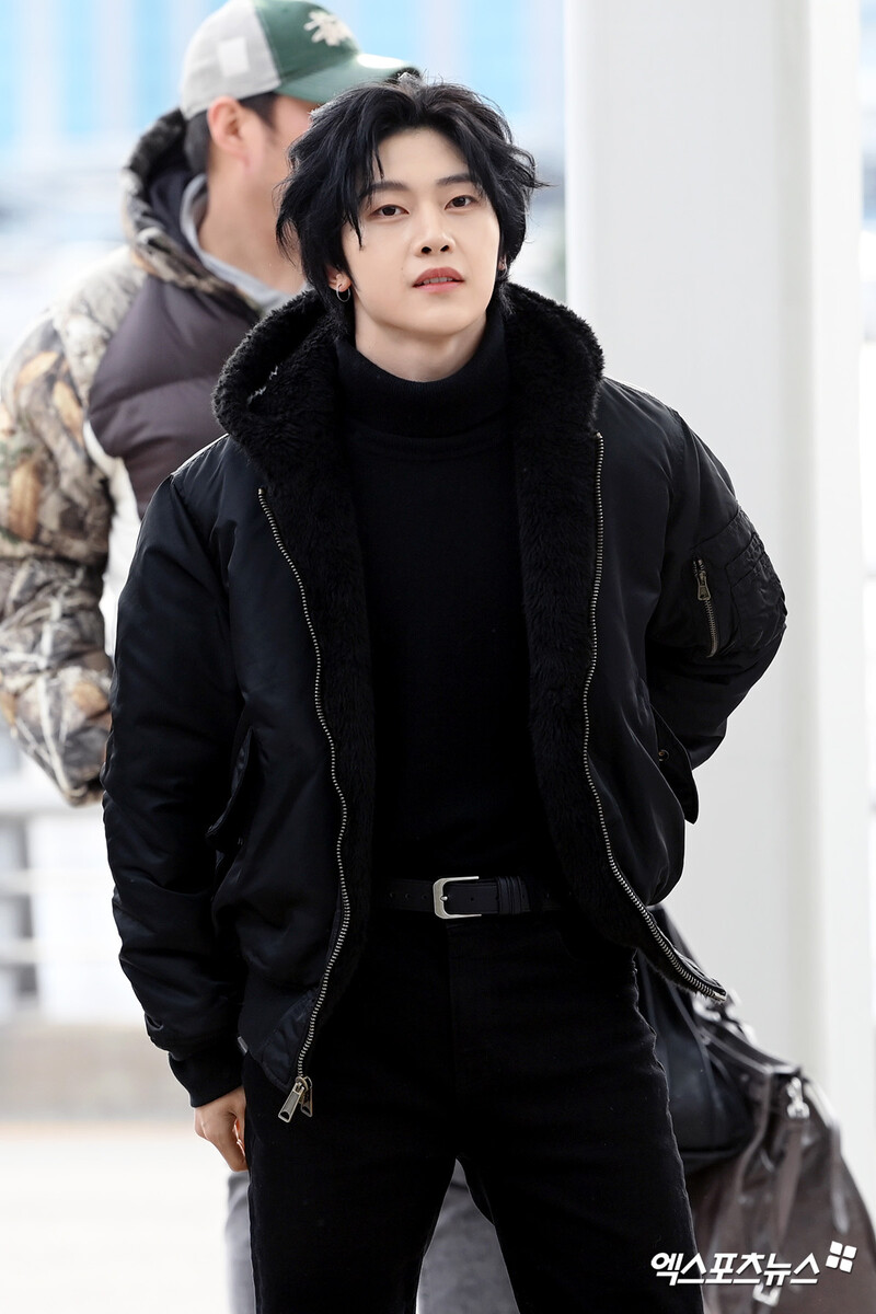 241213 Zerobaseone Seok Matthew at Incheon international airport documents 3