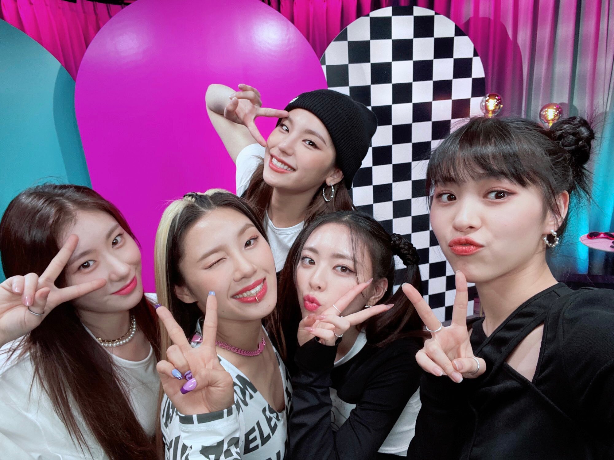 220509 ITZY Twitter Update - with Dancer-Choreographer Lee Jung | Kpopping