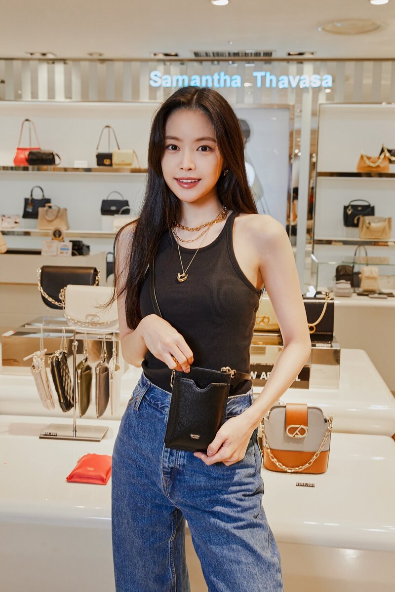 210526 Naeun at Samantha Thavasa Store Event | kpopping