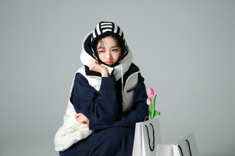 211027 Starship Naver Post - Wonyoung x KIRSH Behind documents 6