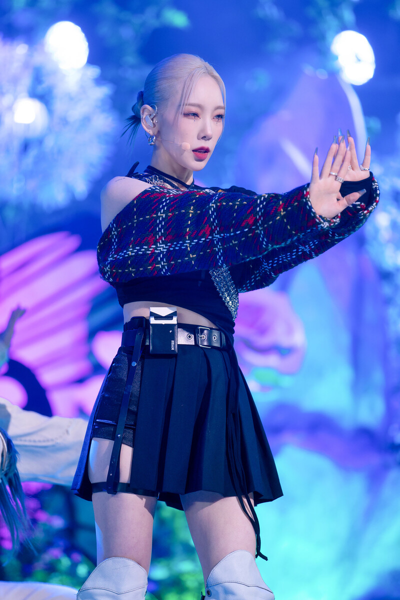 220220 Taeyeon - 'INVU' at Inkigayo documents 8