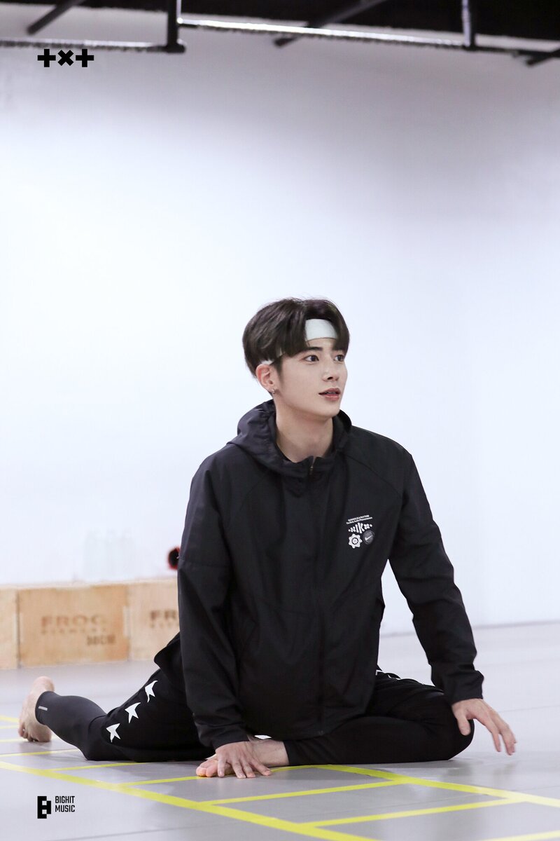221004 TXT Weverse Update - TALK X TODAY Behind Photo documents 3