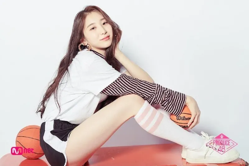 Lee_Chaeyeon_Produce_48_promotional_photo_11.jpg