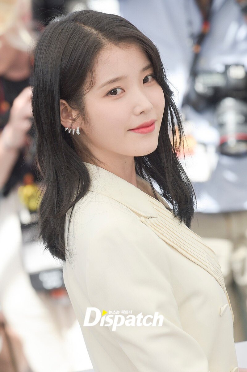 220527 IU- 'THE BROKER' Photocall Event at 75th CANNES Film Festival documents 3