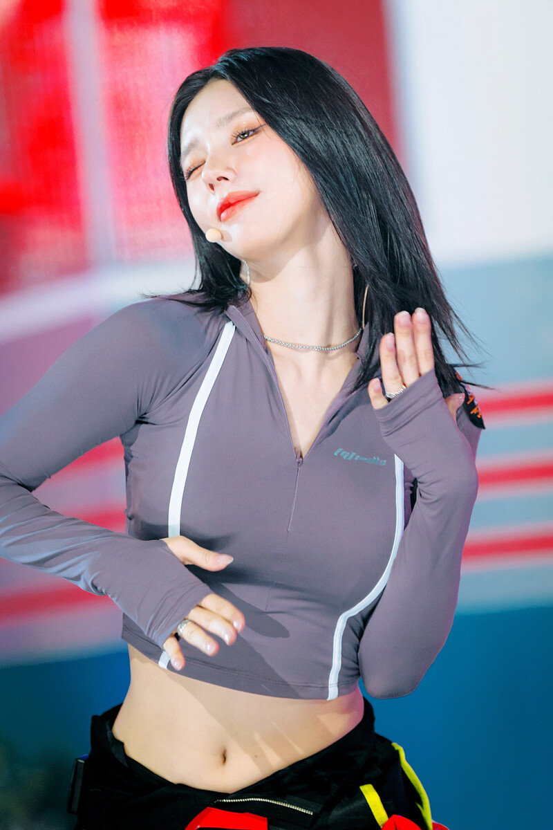 240714 (G)I-DLE Miyeon - ‘Klaxon’ at Inkigayo documents 8