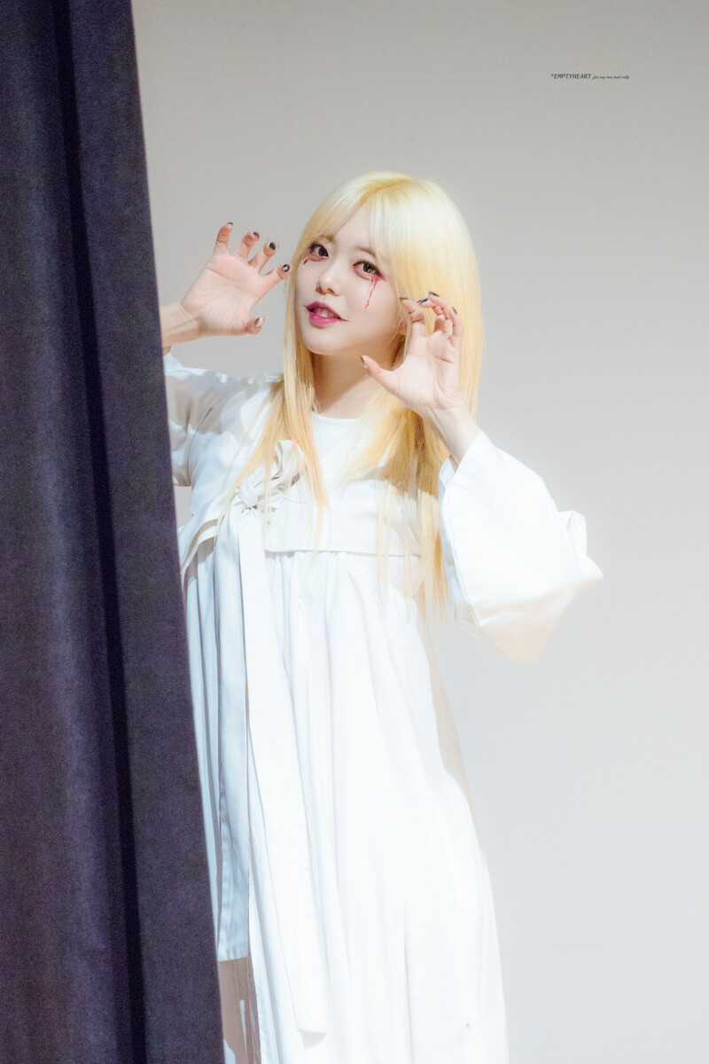 181103 Weki Meki Suyeon at 'Crush' Fansign documents 1