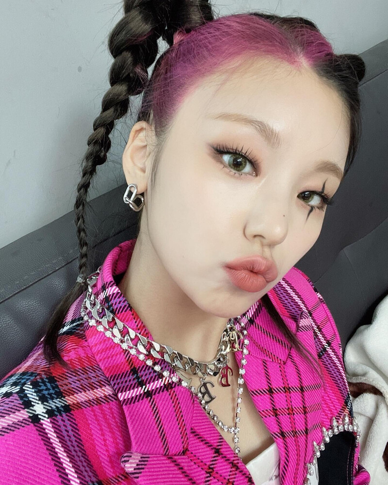 211105 ITZY Instagram Update - Yeji documents 1