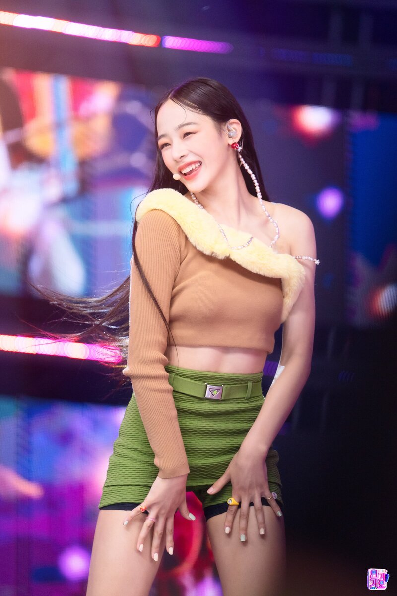 220821 NewJeans Minji - 'Attention' at Inkigayo documents 9