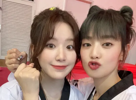 230622 - (G)I-DLE Twitter Update with Shuhua and Minnie | kpopping