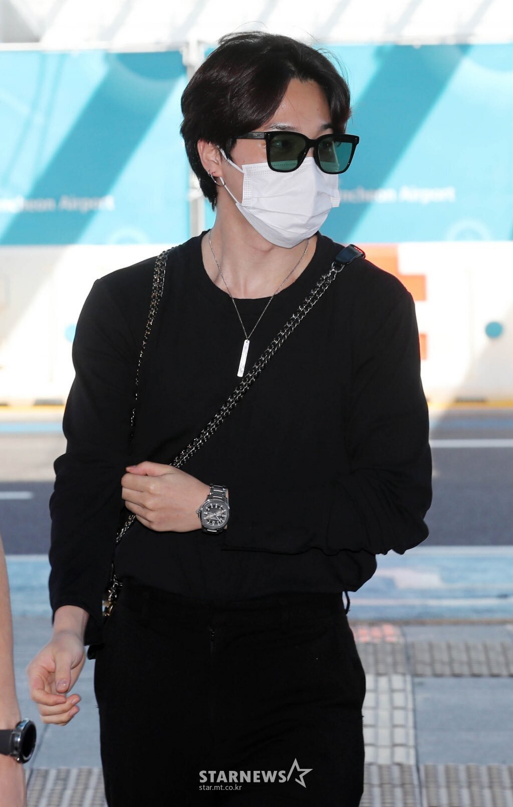 Beyond The Style ✼ Alex ✼ on X: JIMIN #JIMIN 181024 airport #BTS #지민  #방탄소년단 CHANEL maxi shopping bag in black/ pink/ blue, approx 7900 usd   / X