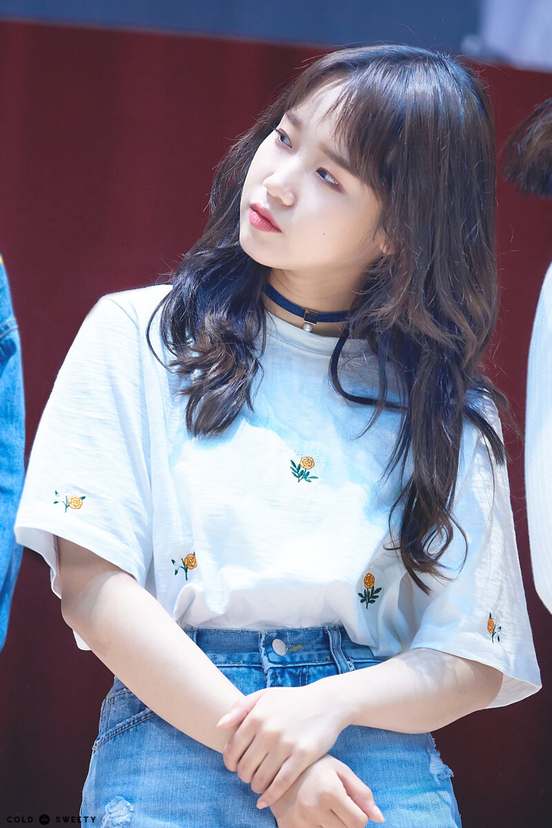 180429 Weki Meki Yoojung at Hongdae 'Lucky' Fansign documents 1