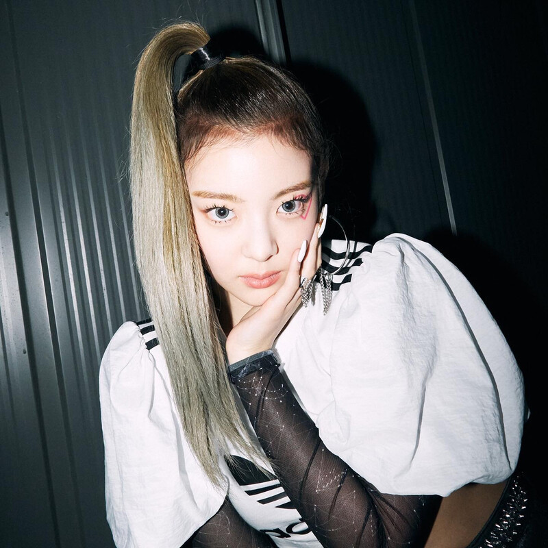 210927 ITZY Instagram Update - 'SWIPE' MV Photos documents 21