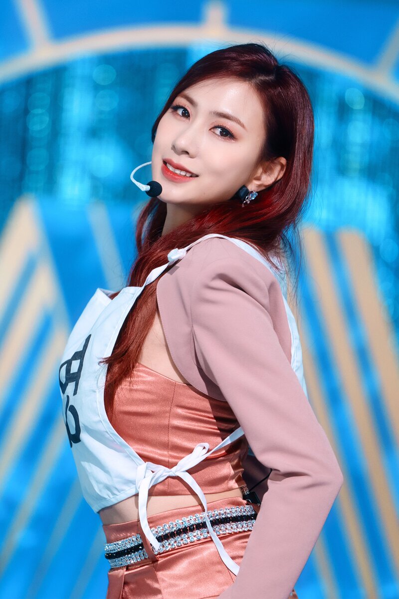 220220 Apink Hayoung - 'Dilemma' at Inkigayo documents 16
