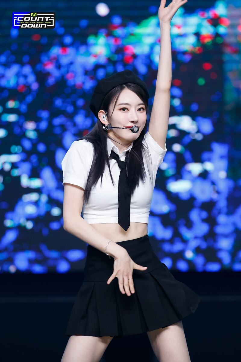 220505 LE SSERAFIM's Sakura - 'Fearless' and 'Bue Flame' at M Countdown documents 18