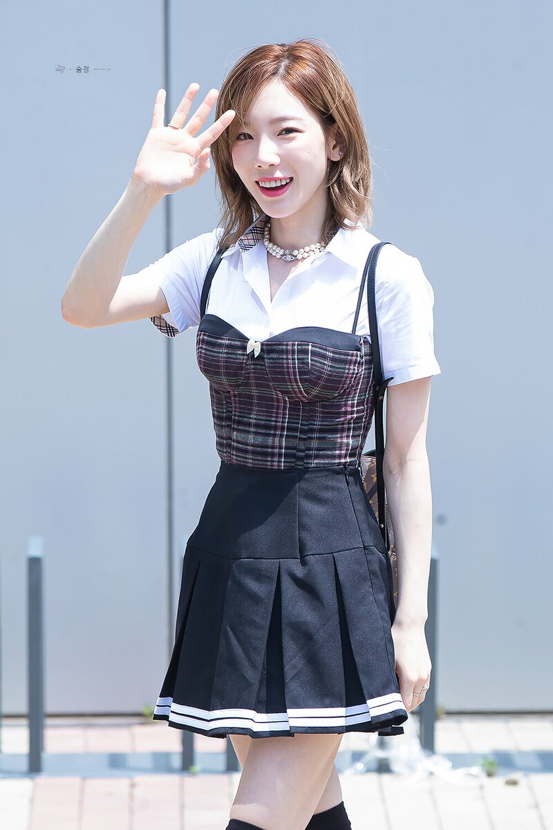 220728 SNSD Taeyeon - 'Knowing Bros' Filming documents 3