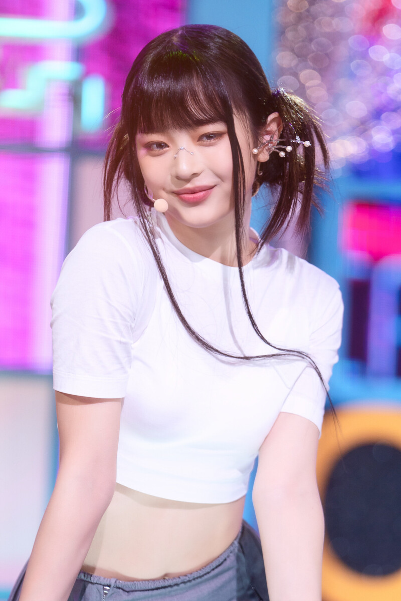 220807 NewJeans Hanni 'Cookie' at Inkigayo documents 18