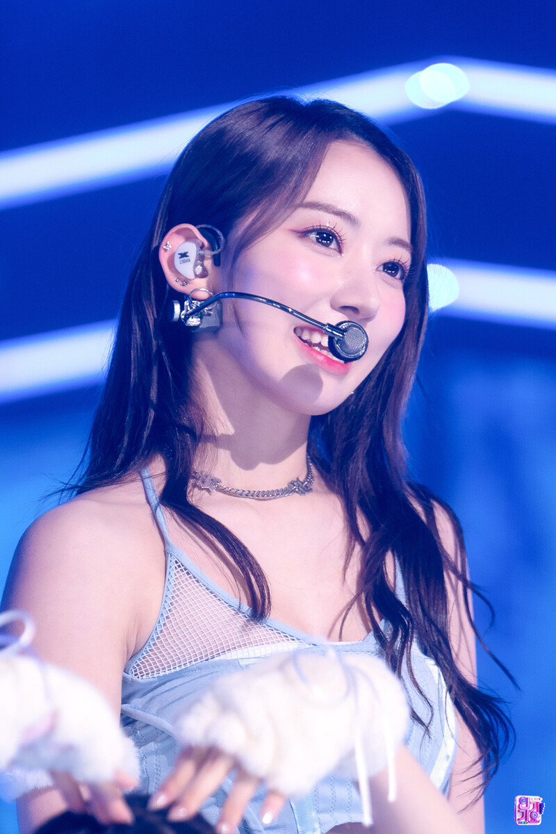 221113 LE SSERAFIM Sakura - 'ANTIFRAGILE' at Inkigayo documents 7