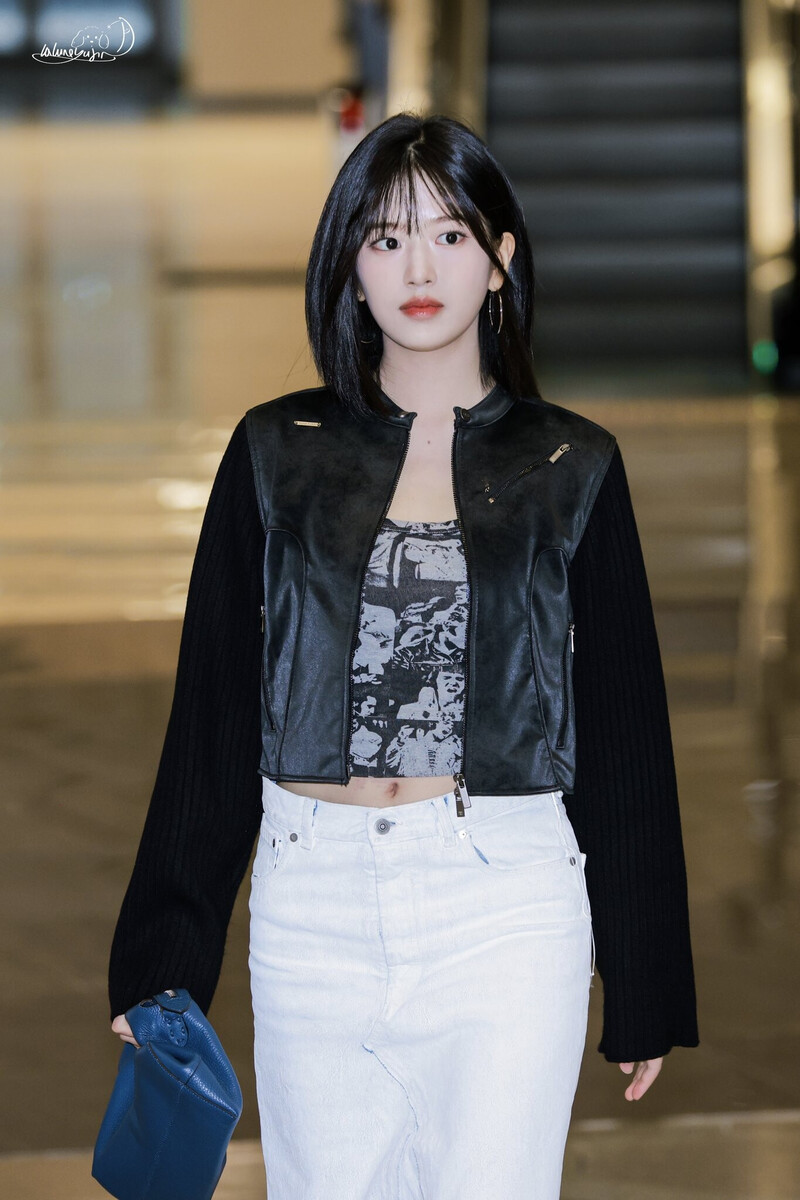 240921 IVE Yujin at Gimpo International Airport documents 3