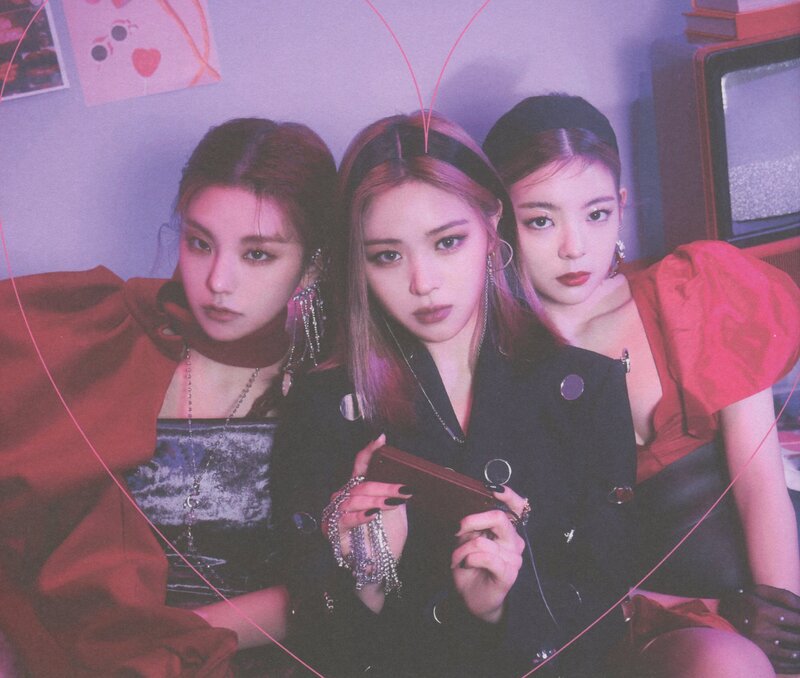 ITZY 'GUESS WHO' Album [SCANS] documents 23