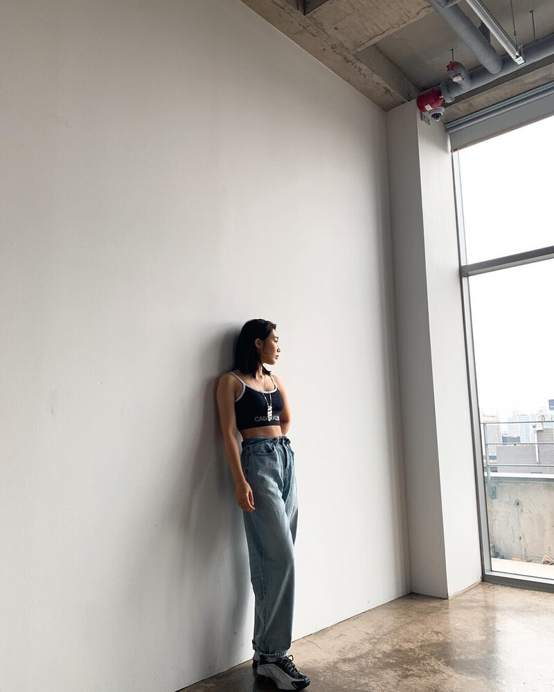 190312 Apink EUNJI instagram update - ELLE Magazine shoot behind documents 3