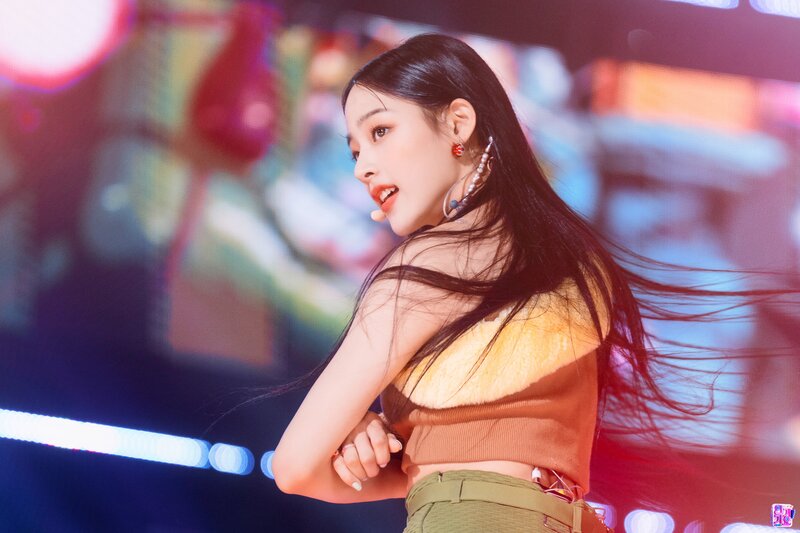 220821 NewJeans Minji - 'Attention' at Inkigayo documents 4