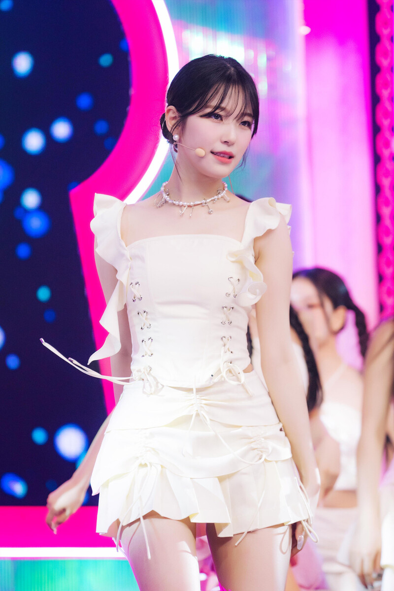 230611 fromis_9 Jiheon - ‘#menow’ at Inkigayo documents 5