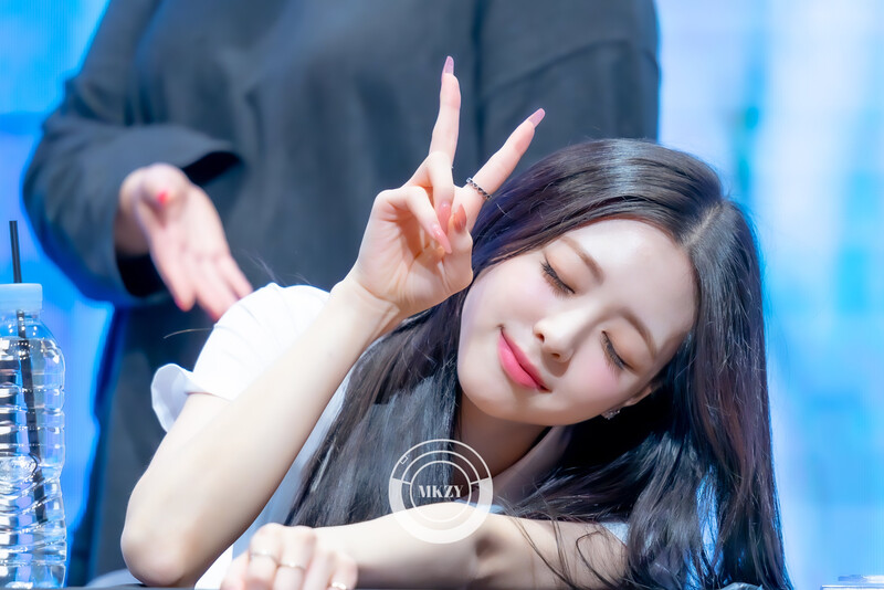 230831 ITZY Yuna - Soundwave Fansign Event documents 14