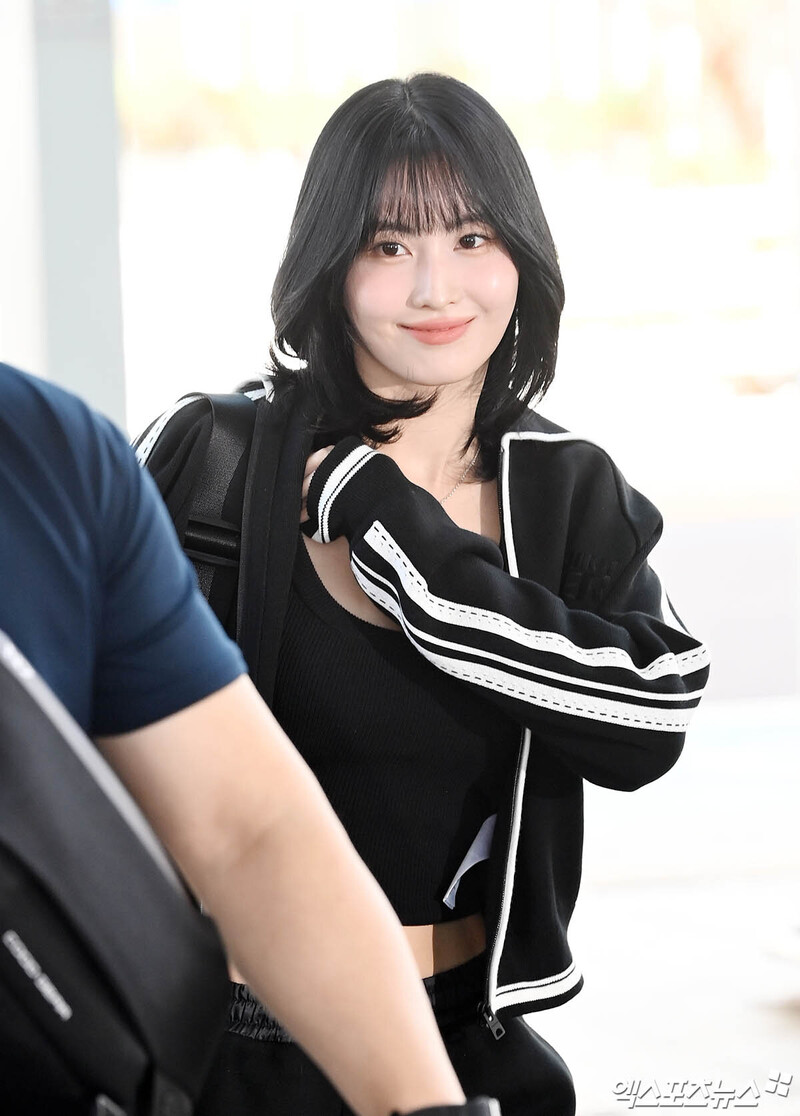 230918 TWICE Momo at Incheon International Airport documents 6