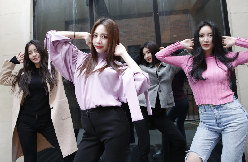 210305 Brave Girls Interview Photos with News1 documents 6