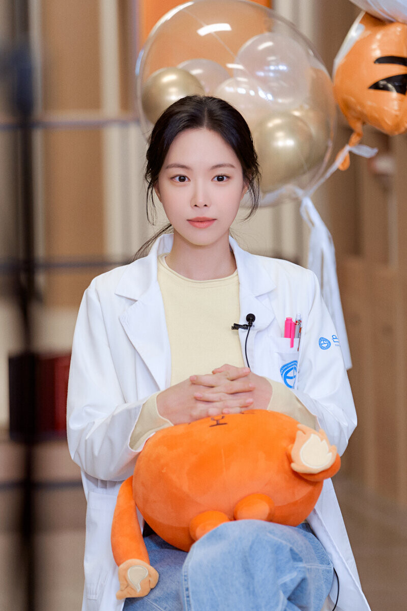 220102 YG Stage Naver Post - Naeun - 'Ghost Doctor' Behind documents 15