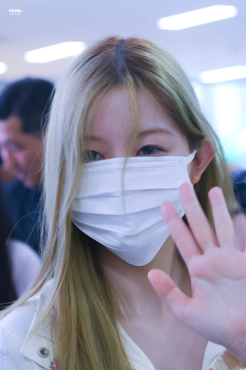 250701 ILLIT Minju at Gimpo International Airport documents 2