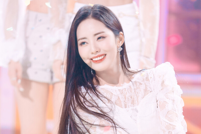 220123 fromis_9 Jiwon - 'DM' at Inkigayo documents 24