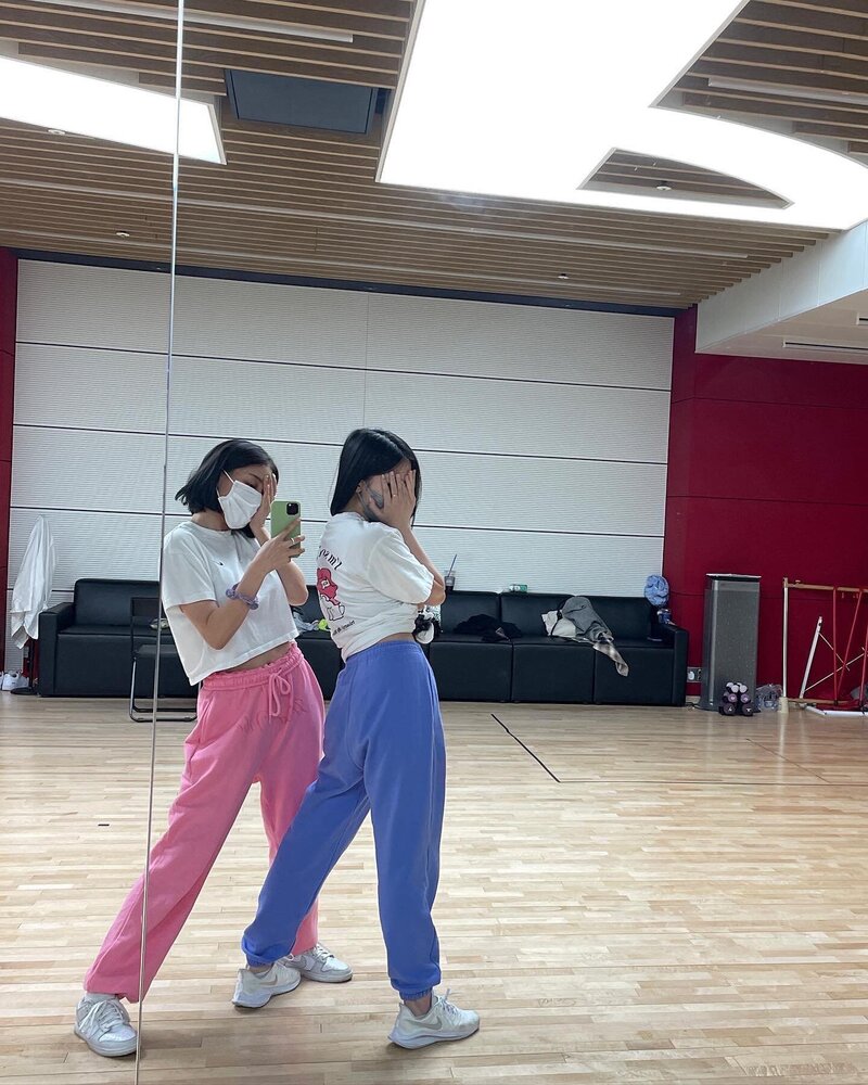 220607 TWICE Instagram Update - Jihyo and Mina documents 3