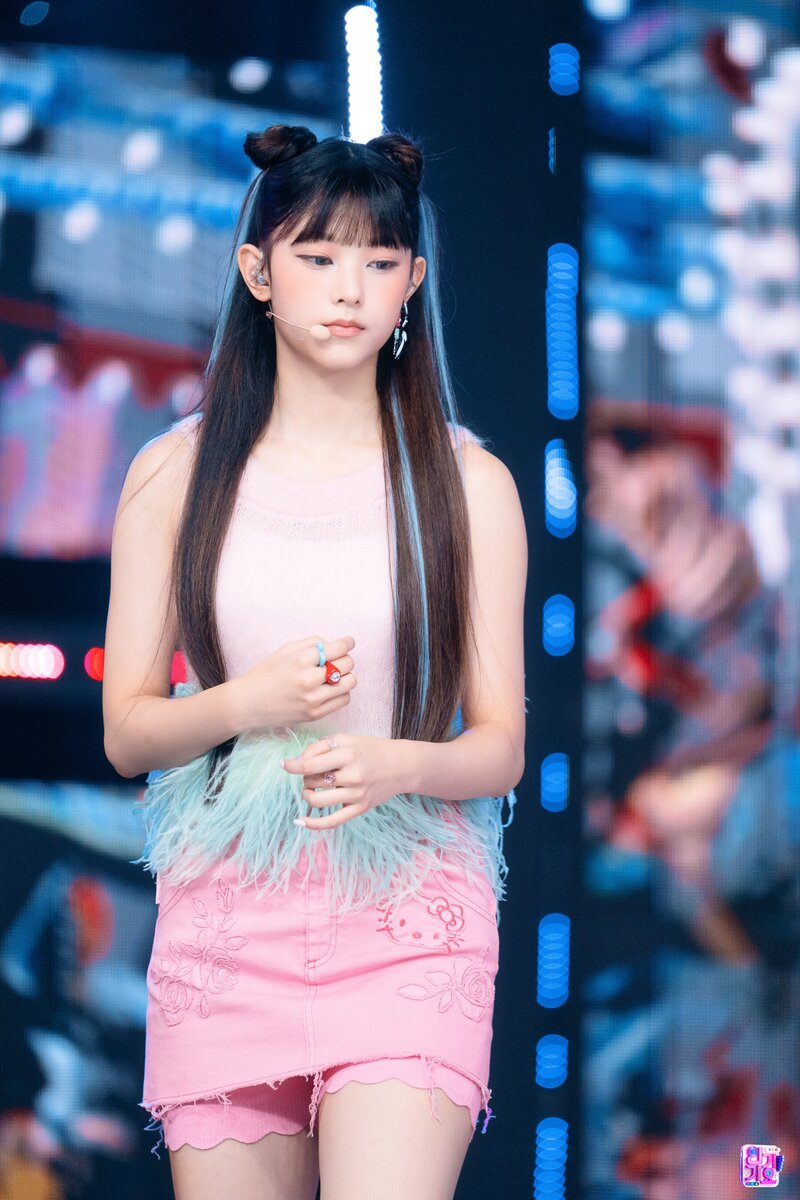 220821 NewJeans Haerin - 'Attention' at Inkigayo documents 13