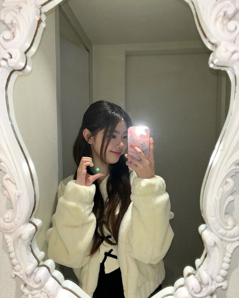 240204 UNIS Instagram Update - Yoona documents 2