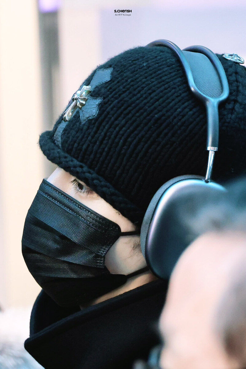 250103 SEVENTEEN S.Coups at Incheon International Airport documents 3