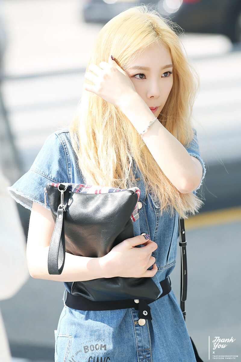 150610 Girls' Generation Taeyeon at Incheon Airport documents 9