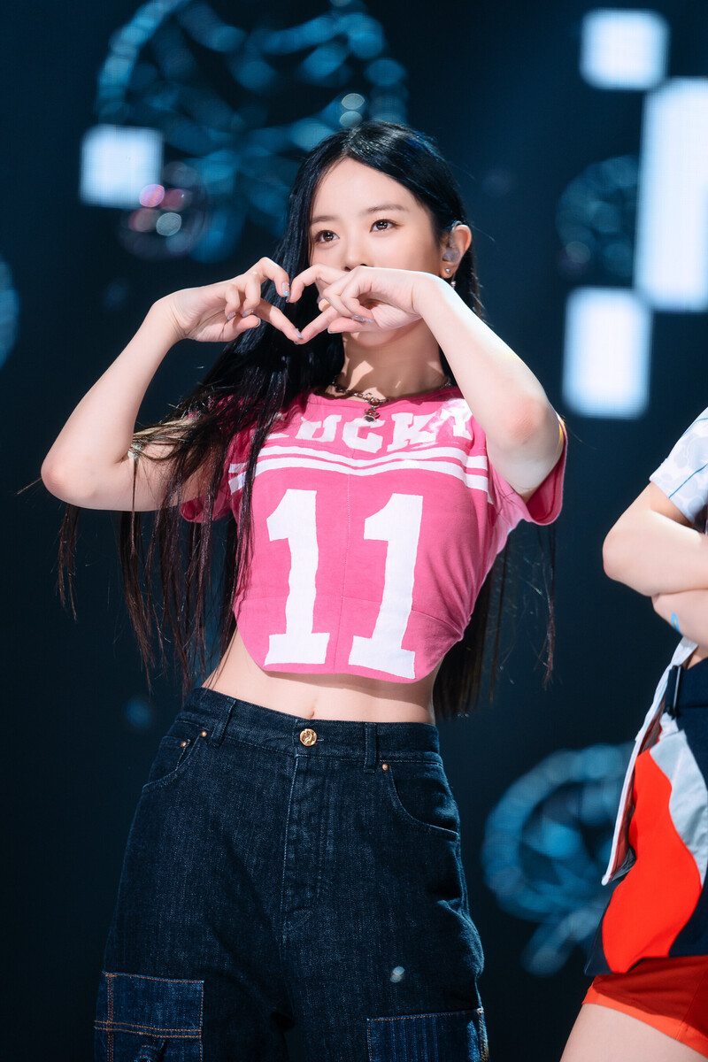 220807 NewJeans Hanni 'Attention' at Inkigayo documents 19