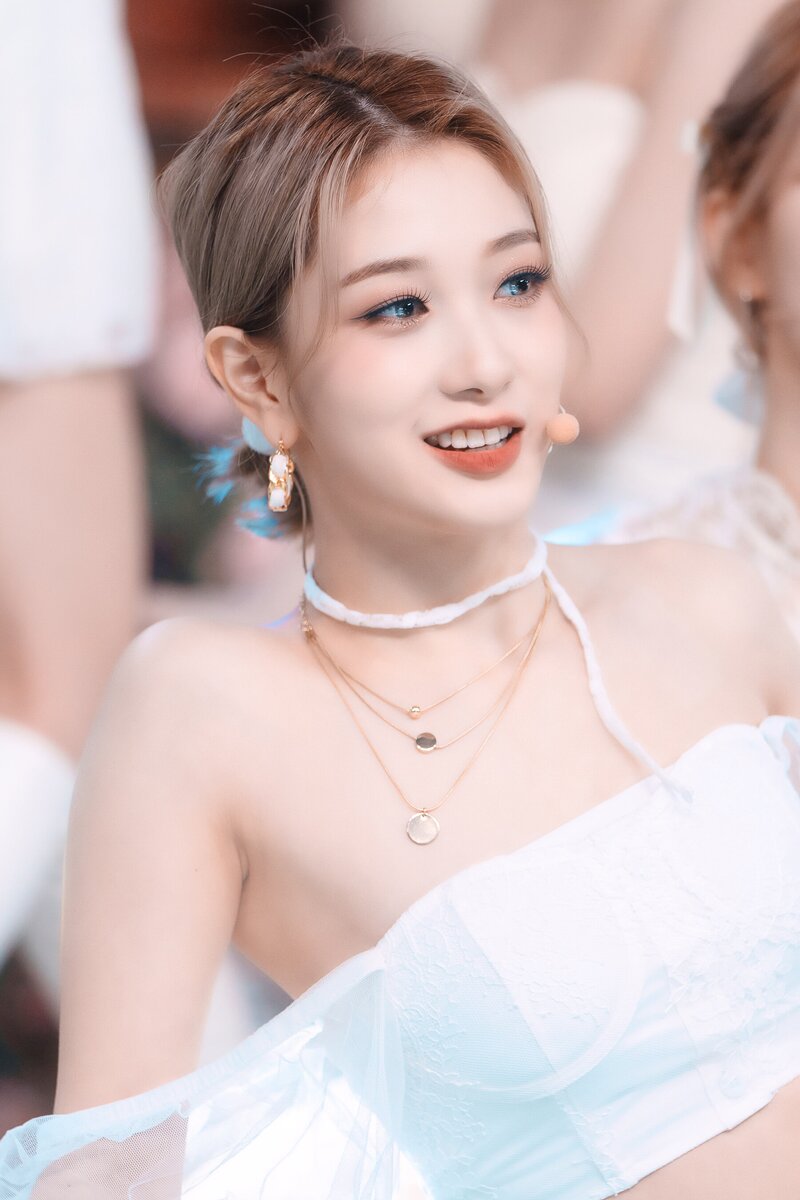 220123 fromis_9 Seoyeon - 'DM' at Inkigayo documents 12
