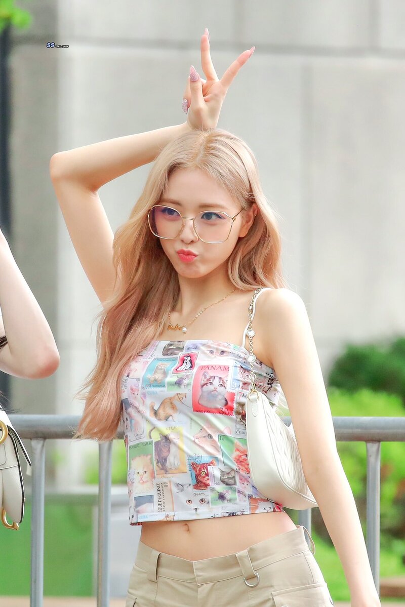 220715 ITZY Yuna - Music Bank Commute documents 2