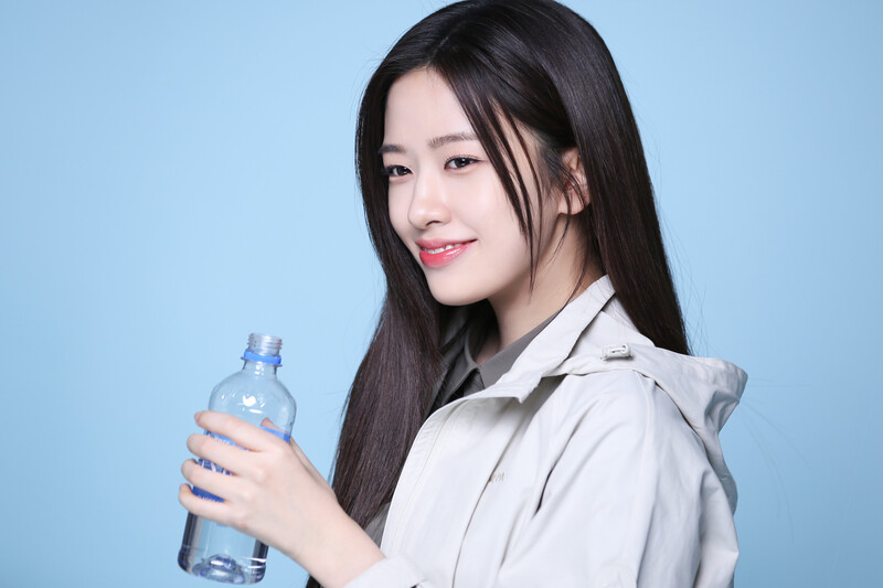 230310 Starship Naver - IVE Yujin - 'NEPA' Ad Shoot Behind documents 3