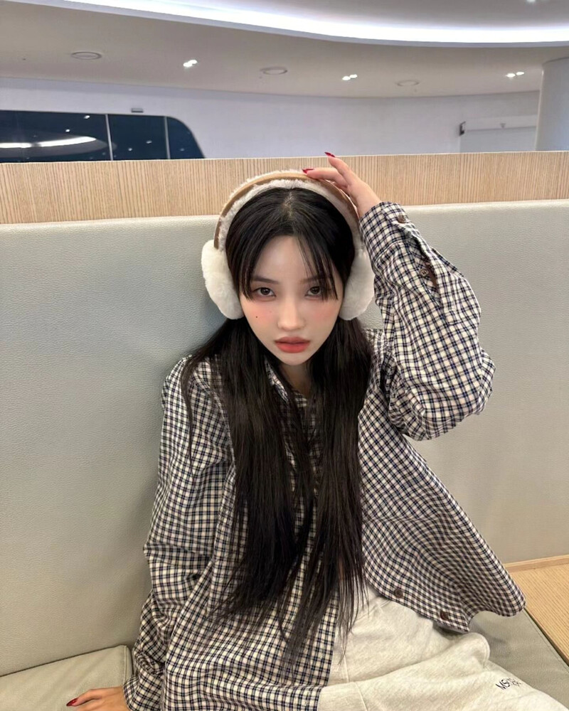 231110 - SOYEON Instagram Update documents 8