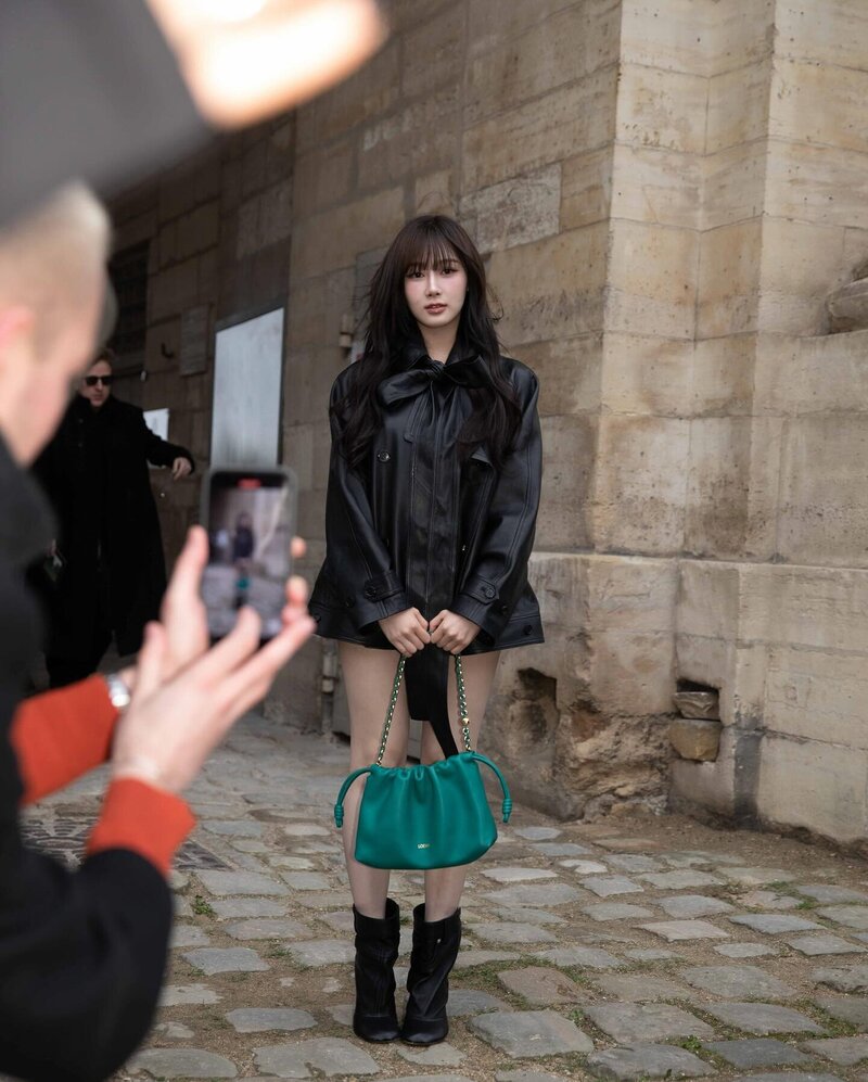 240301 - GISELLE for LOEWE Fall Winter 2024 Women's Fashion Show at Paris Fashion Week documents 3