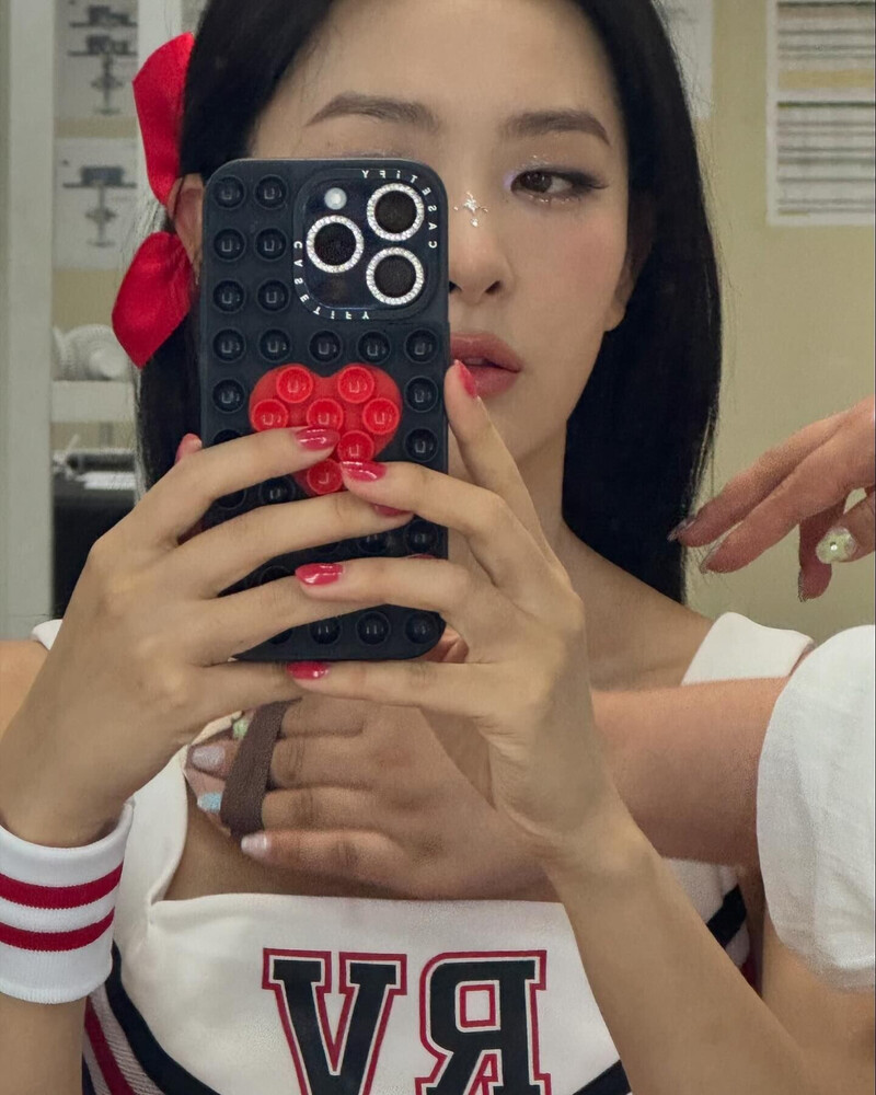 240822 - SEULGI Instagram Update with RED VELVET documents 11